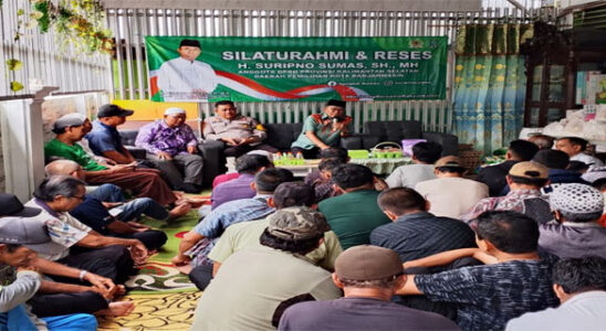 Suripno provides political education to Banjarmasin City residents