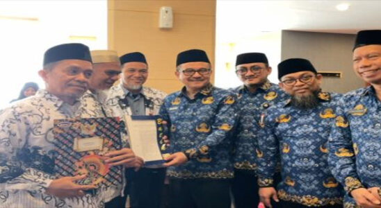 The agricultural sector contributes 22 percent to South Sulawesi's economy